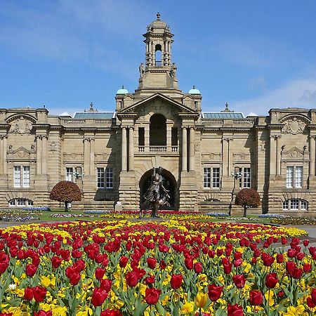 Stylish 4 Double Bedroom House In Bradford, Views Of Hillside And Parking Shipley  Extérieur photo