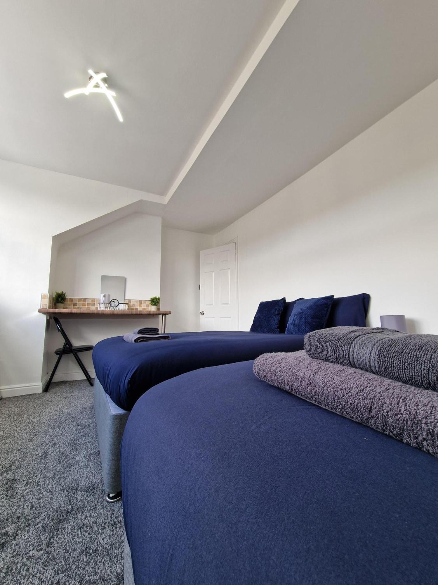 Stylish 4 Double Bedroom House In Bradford, Views Of Hillside And Parking Shipley  Extérieur photo