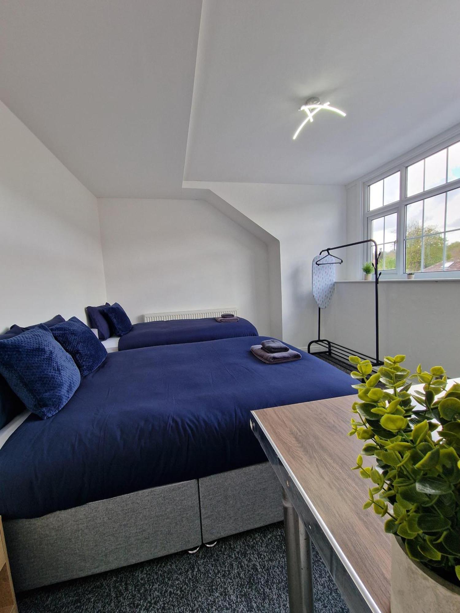 Stylish 4 Double Bedroom House In Bradford, Views Of Hillside And Parking Shipley  Extérieur photo