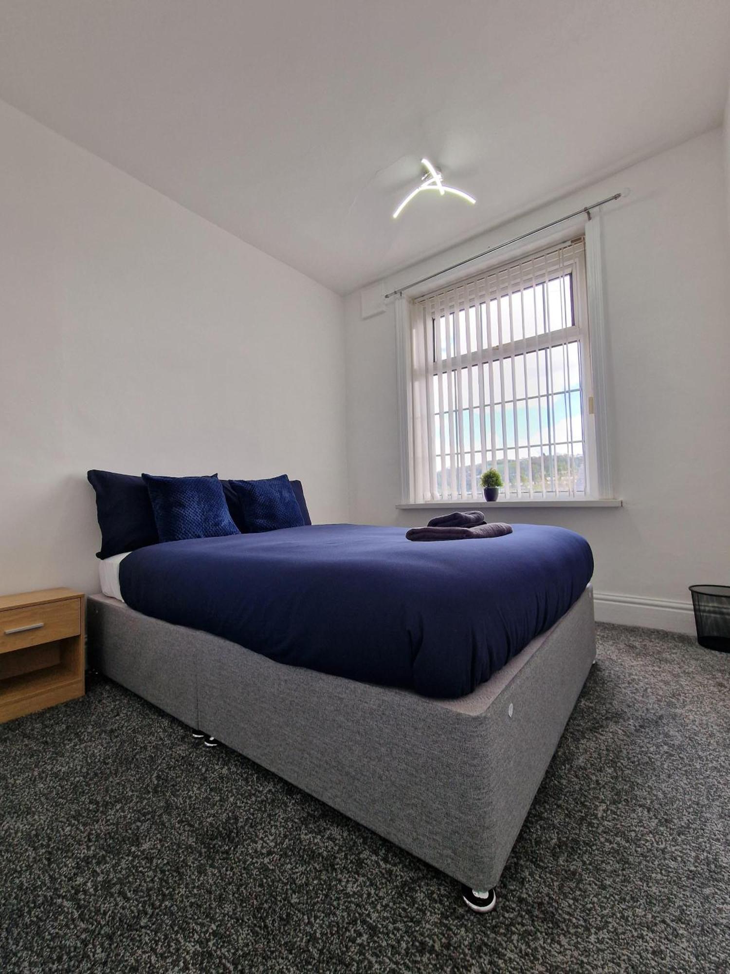 Stylish 4 Double Bedroom House In Bradford, Views Of Hillside And Parking Shipley  Extérieur photo