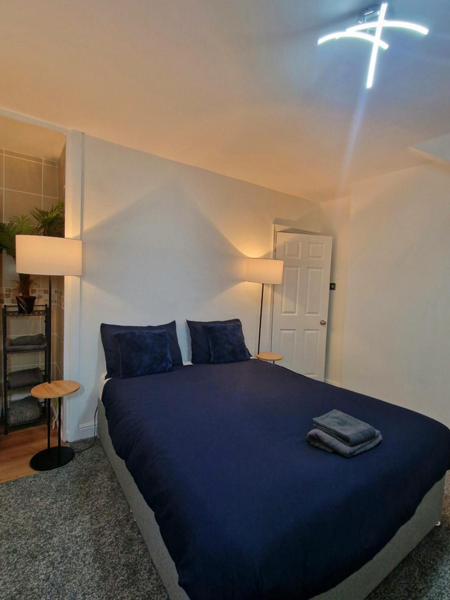 Stylish 4 Double Bedroom House In Bradford, Views Of Hillside And Parking Shipley  Extérieur photo