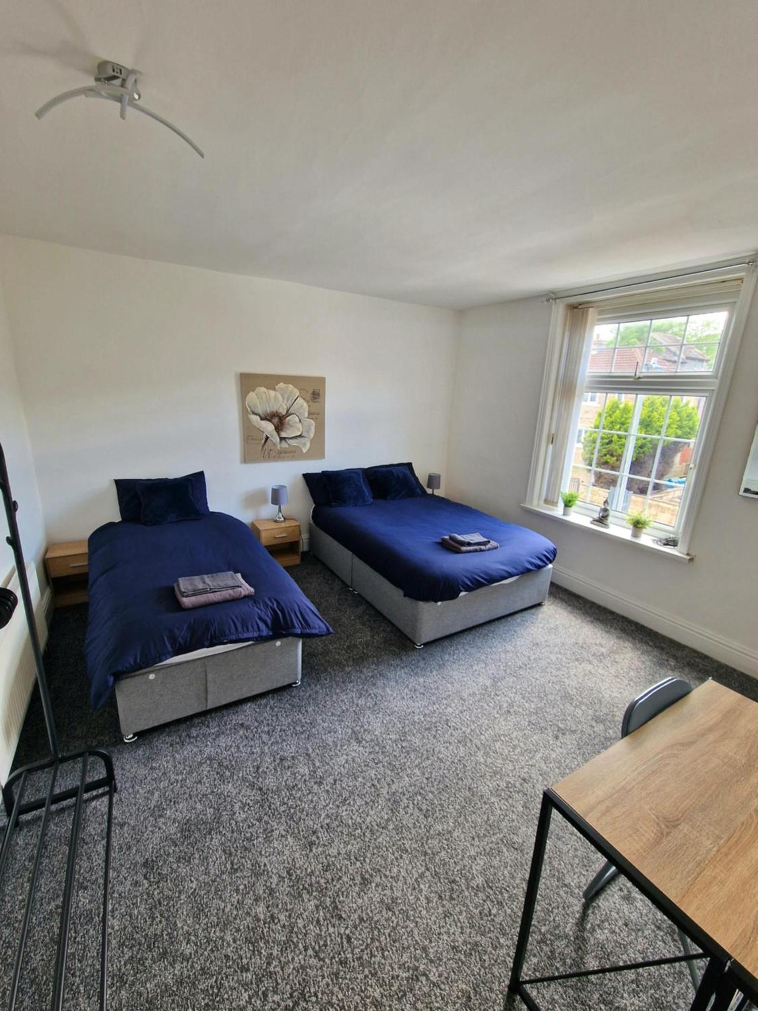 Stylish 4 Double Bedroom House In Bradford, Views Of Hillside And Parking Shipley  Extérieur photo