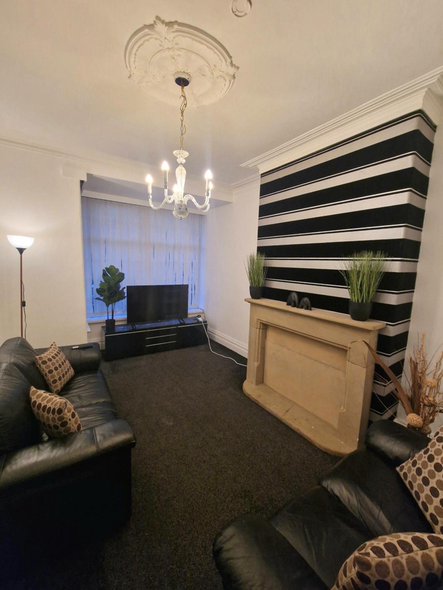 Stylish 4 Double Bedroom House In Bradford, Views Of Hillside And Parking Shipley  Extérieur photo