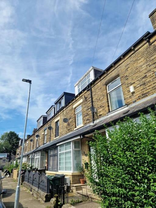 Stylish 4 Double Bedroom House In Bradford, Views Of Hillside And Parking Shipley  Extérieur photo